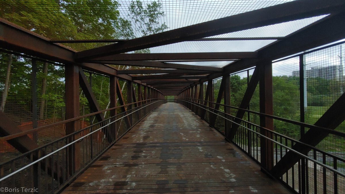 The bridge span is officially up on the Bermondsey railway overpass.  
#lovetheravines #donvalley @TRCA_HQ @TorontoPFR #parksTO