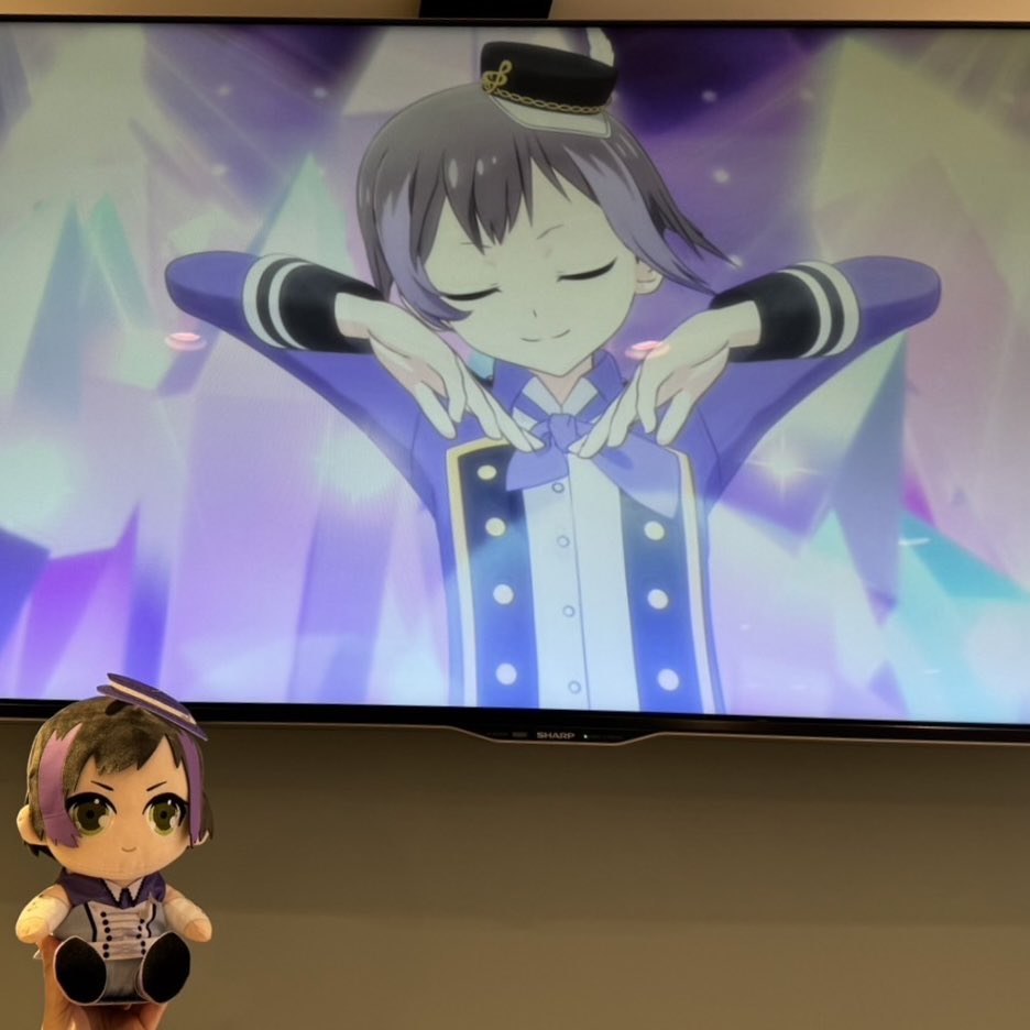 borrowerorietty's tweet photo. ちょうどいとちゃんのマイソング回が、推しカフェのモニターで流れていたので、プリズムショーや名シーンと共に、ぬいいとちゃんと記念撮影📸
ぬいいとちゃんも、心なしか嬉しそうであるよ💜
すっかり満喫させて頂きました。

#prettyrhythm #RL10th https://t.co/6Z707cBIse