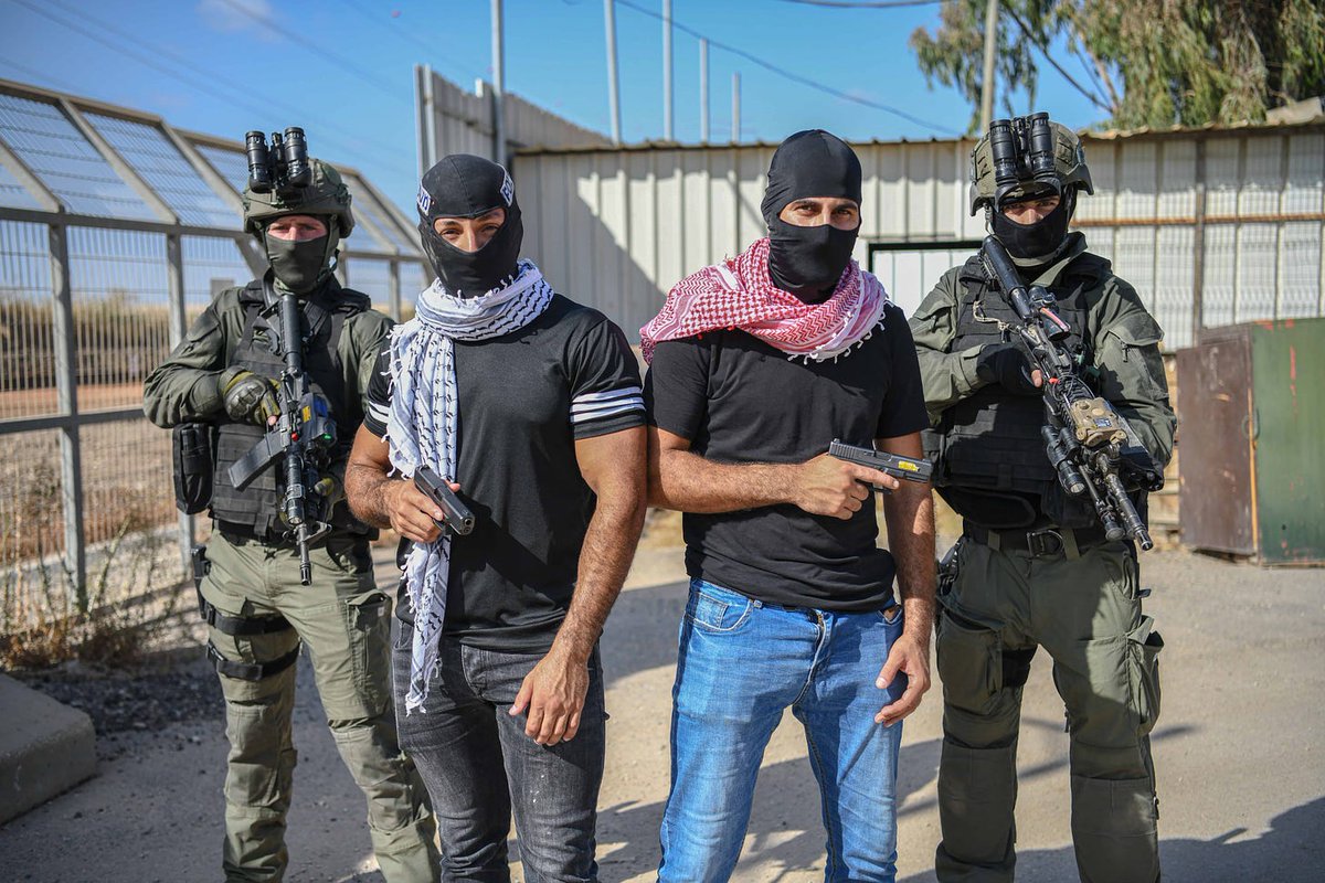 Israel memiliki unit militer yang bertugas membuat kekacauan, fitnah, dan penangkapan terhadap warga Palestina, yaitu Mista'arvim.
Unit ini berpakaian seperti orang Palestina, berbicara bahasa Arab, dan menyusup/hidup di tengah orang-orang Palestina.
(A thread)