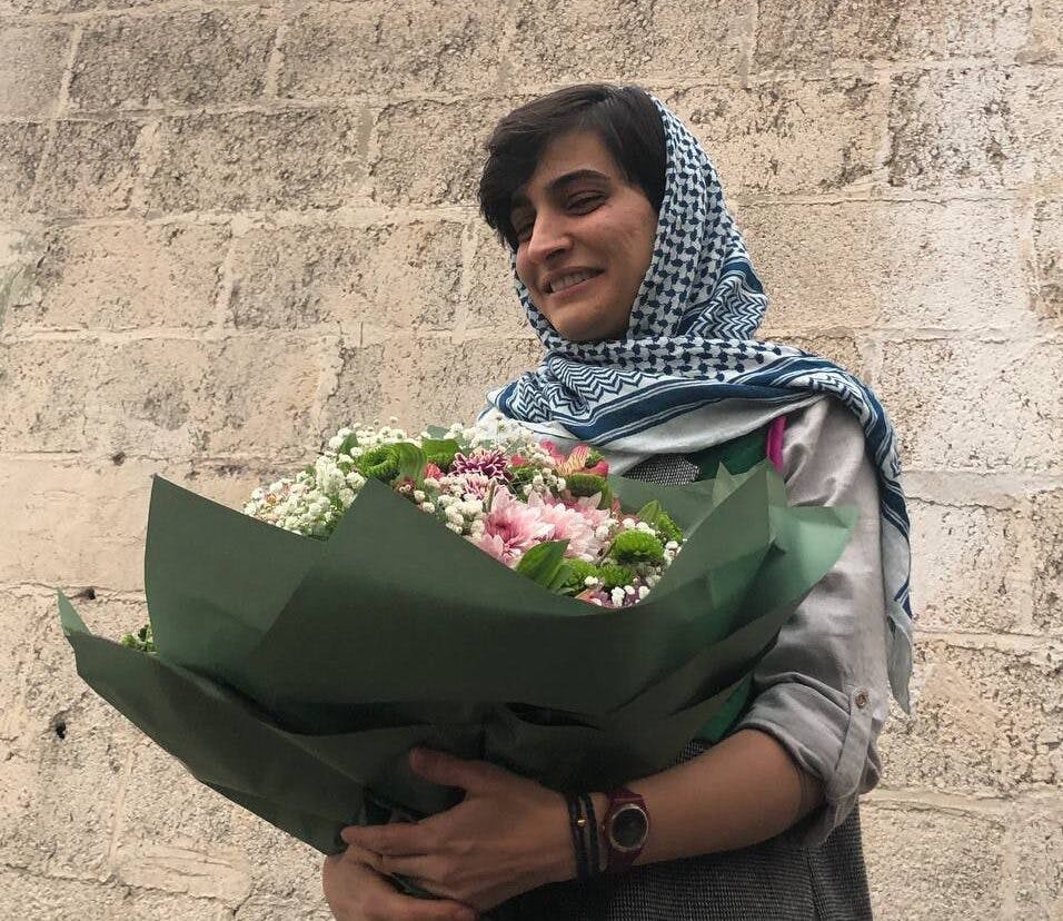 Elaheh Mohammadi, Iranian journalist imprisoned after interviewing Amini family & released from prison wearing a Palestinian keffiyeh, has just been awarded José Couso Prize for Press Freedom, & has dedicated the prize named after a Spanish journalist killed by an American tank/1