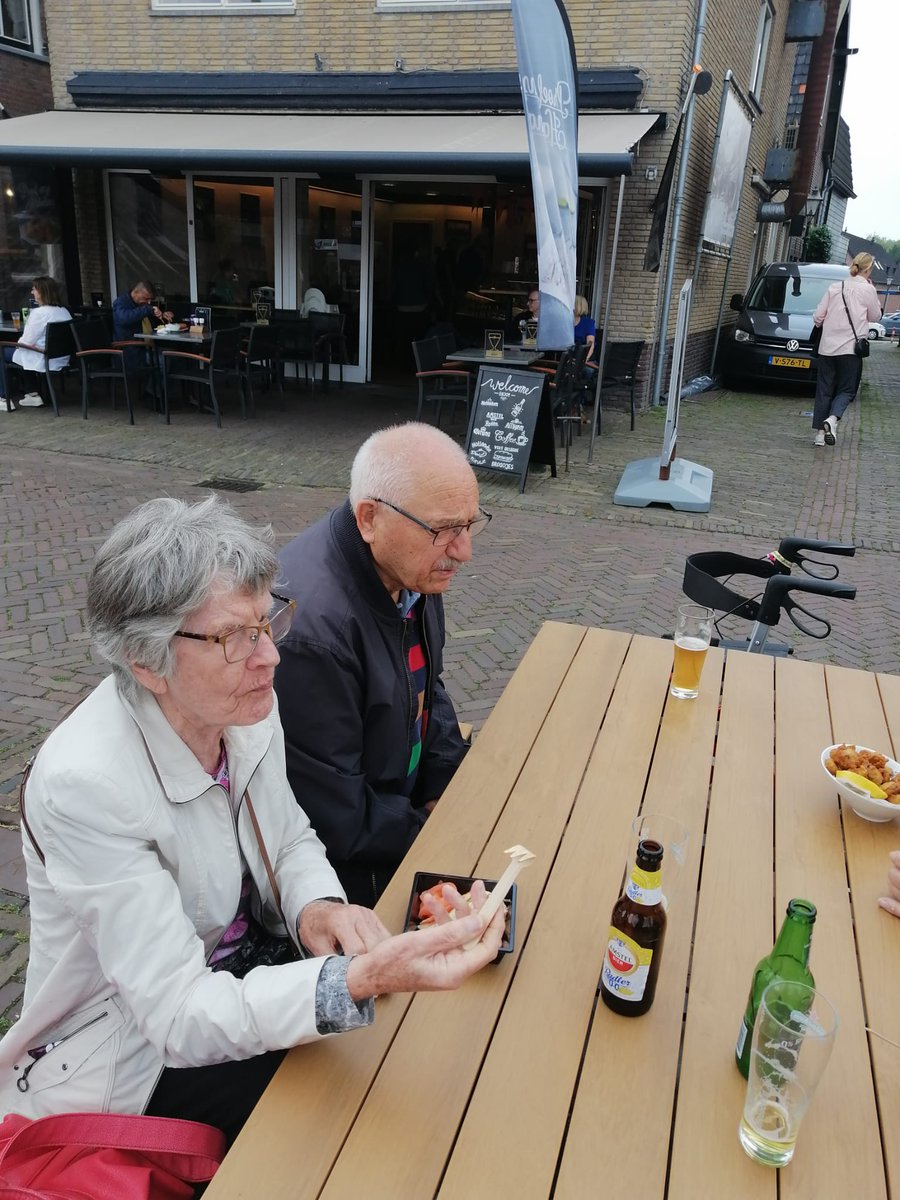 Vrijdag 17 mei. Visje eten in spakenburg.
De weergoden hebben ons niet in de steek gelaten. Heerlijke koffie gedronken en genoten van de vis. En het Museum bezocht. Op de terugweg genoten we bij de ijsboerderij van zelfbereid ijs. Iedereen ging heel voldaan naar huis.
