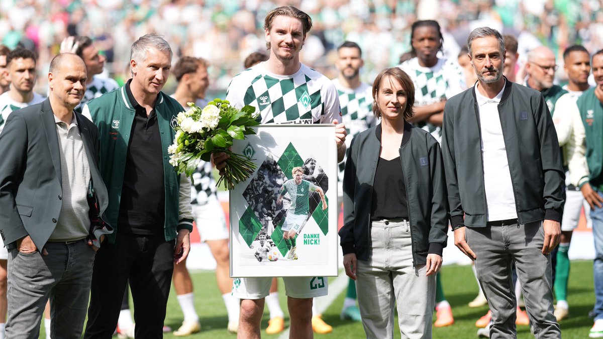 Ein letzter Tanz für drei verdiente Werderaner. 🕺

Danke für eure Dienste und euer Herzblut für den Verein, Grosso, Pavlas &amp; Nick. 💚

Quartett vor dem Anstoß verabschiedet 👉 svw.de/Verabschiedung…

#Werder | #SVWBOC | #Groß | #Pavlenka | #Woltemade