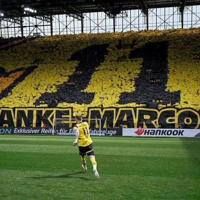 😞 Gli ultimi momenti di Marco #Reus con la maglia del #BorussiaDortmund... 🟡 Il saluto del muro giallo per la bandiera dei gialloneri, che sta giocando la sua ultima partita con la maglia del #Dortmund in #Bundesliga... ⚽️ Inoltre, ha già realizzato un gol e un assist nel