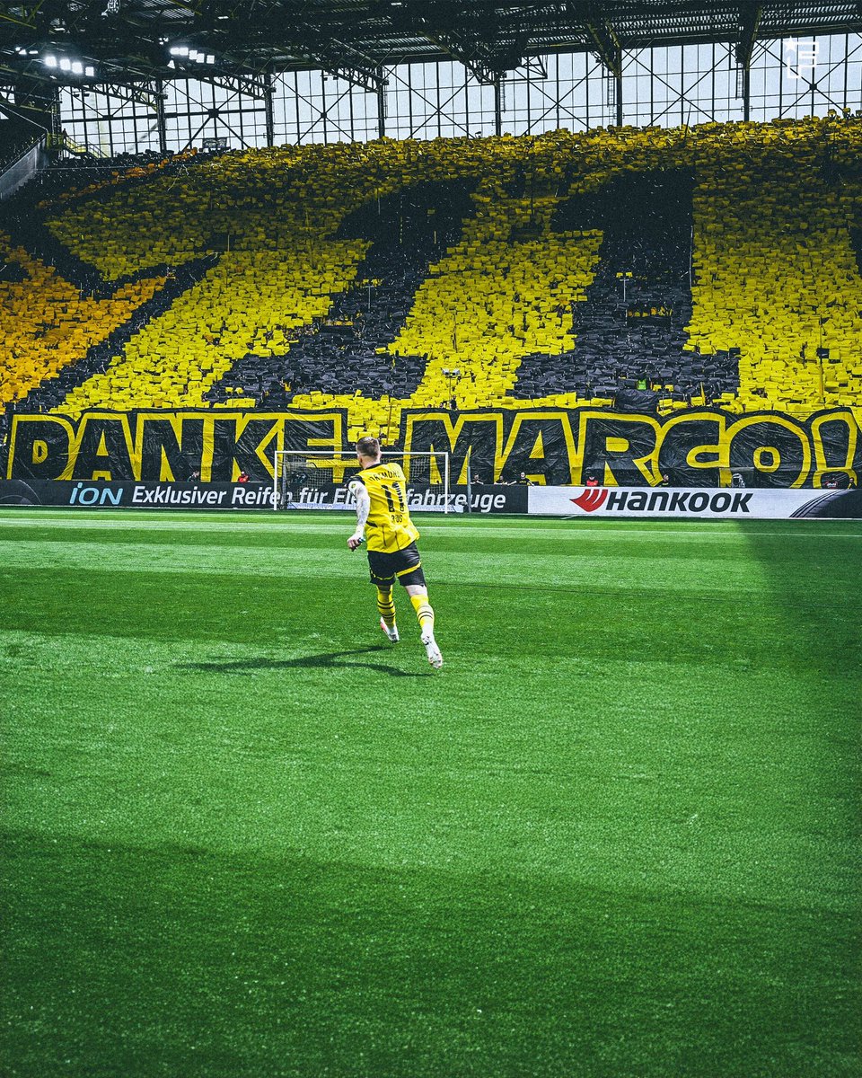 Foto espectacular. Marco Reus ante el mosaico que le preparó la hinchada del Borussia Dortmund en su último partido en su estadio. Marco anotó luego un golazo de tiro libre.

Su despedida será en la final de Champions en Wembley. Mejor guión no hay. Danke, Marco.
