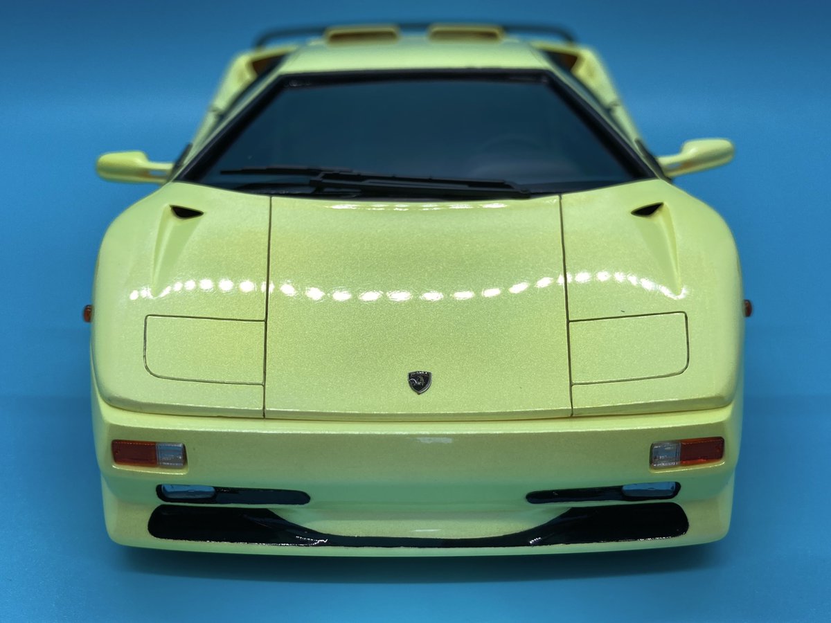 extencho's tweet image. ランボルギーニディアブロSV、完成しました！！
加工はリアガーニッシュくり抜いて金属メッシュ貼ったぐらいですが、車高はあちこち削りまくって調整しました。ボディカラーはガイア限定色の蛍光イエローパール。とにかく派手な色に塗りたかったので。
（続く）
 #フジミ
 #ディアブロSV
 #2mgandini