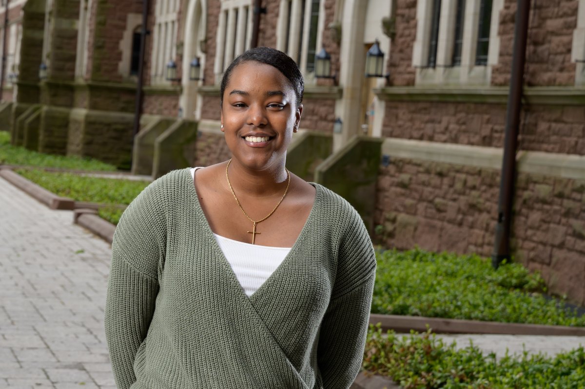 Essence Smith, a Political Science and International Studies—Global Studies double major and Community Action minor from Boston and member of #TrinColl2024, shares her reflections and advice for Bantams. Read more: trincoll.link/2024Reflections #TogetherWeTrin 💙💛 #TrinGrad