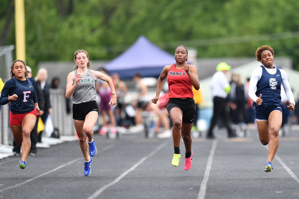 RobertHayes__'s tweet photo. Warren G. Harding senior Jameire Honzu has seen the best Ohio has to offer in both the indoor and outdoor state track meets. Winning the 100mH, she eyes another trip to the biggest stage. @Fitch_Track junior Meghan Vadas earned events wins during the pole vault and discus, and Chaney freshman Alyssa Brown punched two tickets for next week’s regional meet. @TribChronSports 

📰➡️: https://t.co/XW7VDrwfsK