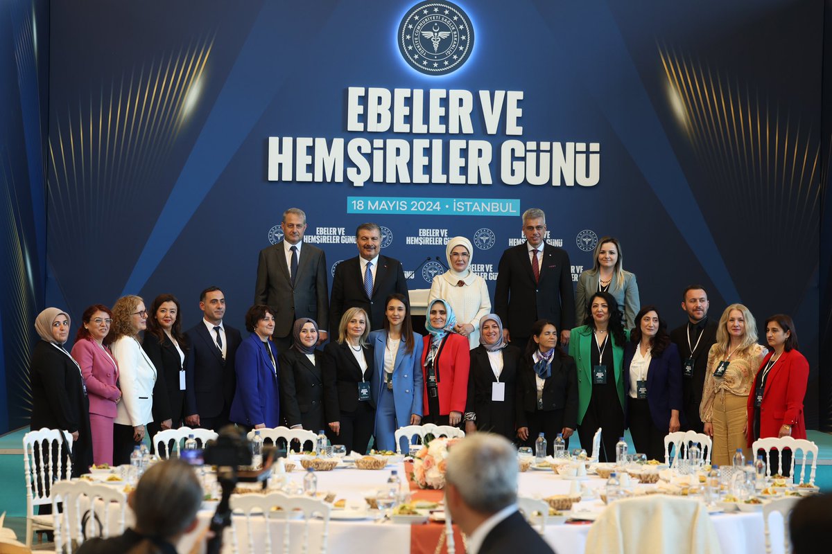 Emine Erdoğan, Başakşehir Şehir Hastanesi’nde hemşire ve ebelerle bir araya geldi tccb.gov.tr/haberler/410/1…