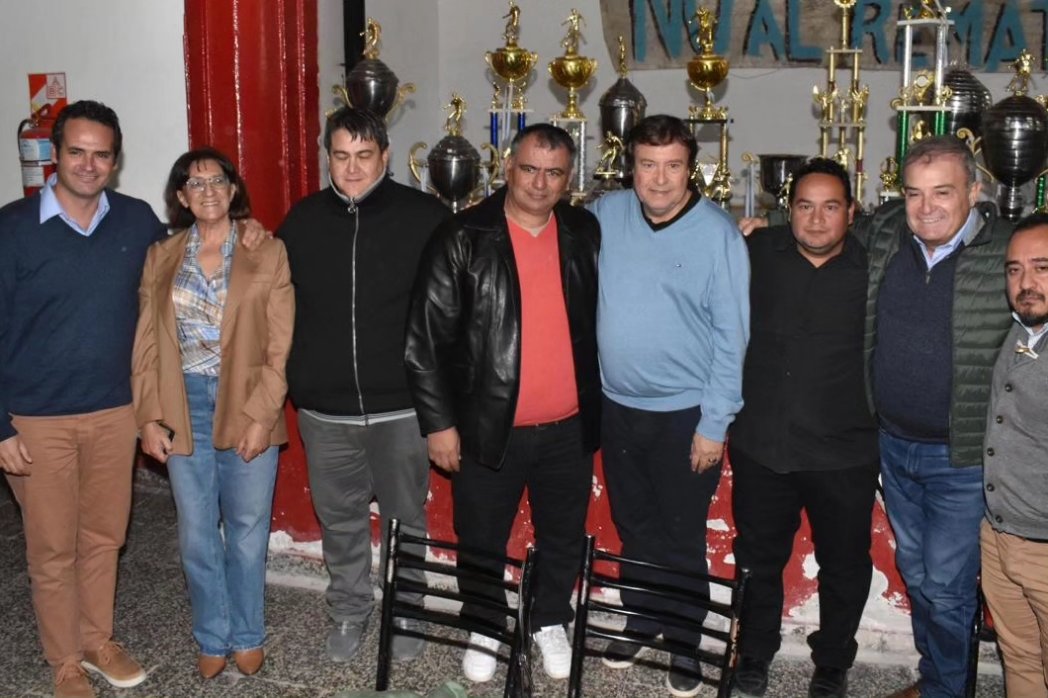 MuenaPablo's tweet photo. #Chimpay ⚽✍🏼 Ayer acompañé al Gobernador @Weretilneck a la firma de actas que evitarán el cierre de el Club Atlético Chimpay y el Club Darwin, clubes que llevan 90 años de historia en nuestro Valle Medio.
Hoy las familias, jóvenes y niños continúan sus sueños ¡Un orgullo! 💚💥 https://t.co/WBKUGP5QME