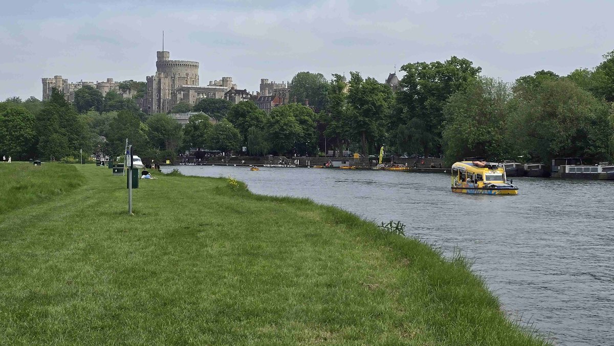 There are 2 moored boats on The Brocas; @WindsorDuckTour are out on the river  #Thames #boating #Eton #Windsor #WindsorCastle