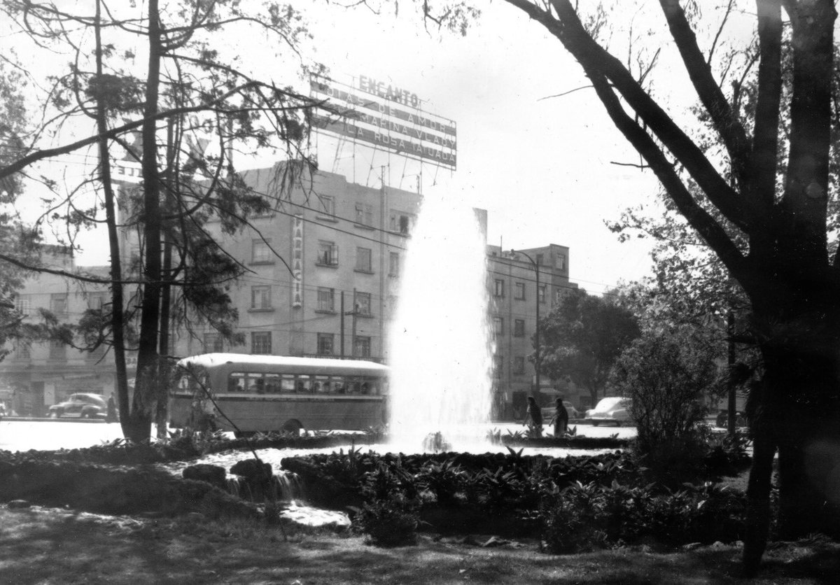 Sonora y Nuevo León, 1955. Detrás del camión y la fuente, en la azotea del edificio, el anuncio del cine Encanto; abajo, una farmacia.