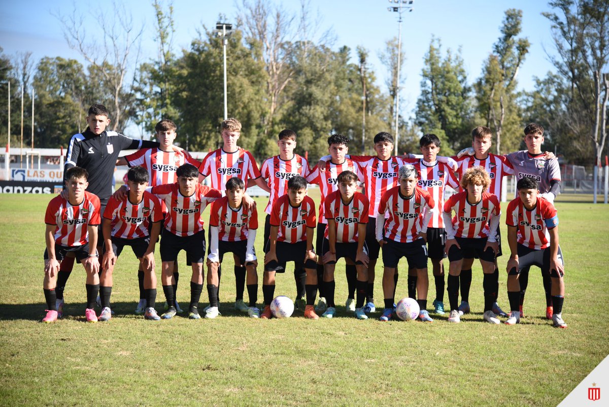 ⏱️ Se juega en Octava 🆚 Central 📋 Álvarez; Villalba, Laplace, Díaz, Zucarelli; Trinidad, Silva, Alcaraz; Villar, Fontanella y Auzmendi. DT: Pablo Rosli. ▶️ Miralo a través de @EstudiantesPlay #JuvenilesLPF