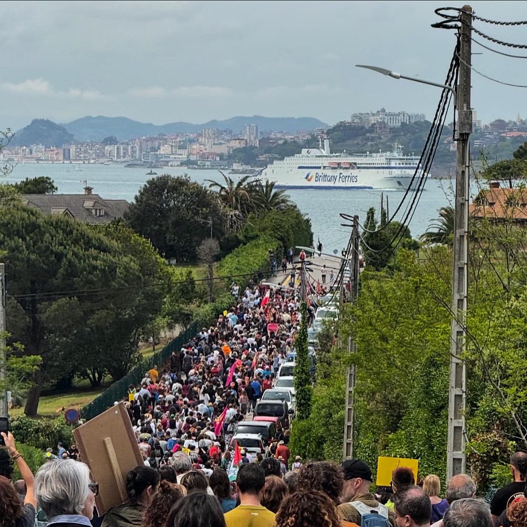 Grandísima y multitudinaria jornada de Defensa de Cantabria donde nos hemos encontrado a gran parte de la comunidad de <a href="/ecotierruca/">EcoTierruca Casa de Comidas Sostenible</a> que maravilla compartir sentimientos y valores 👩‍🍳💚🌍💚💢 Enhorabuena a @cantabristas por poner es fuerzo y pasión en la organización 🙏✊🚀