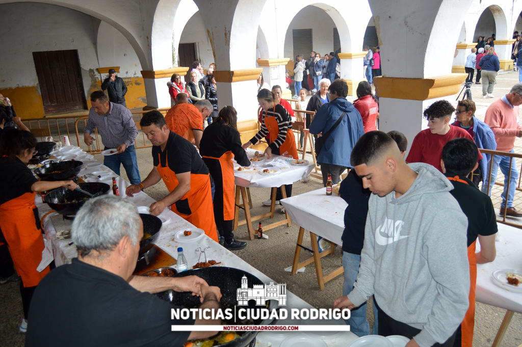 FOTOS/ Buena respuesta de los mirobrigenses a la gran farinatada en la Plaza del Buen Alcalde noticiasciudadrodrigo.com/2024/05/18/fot…