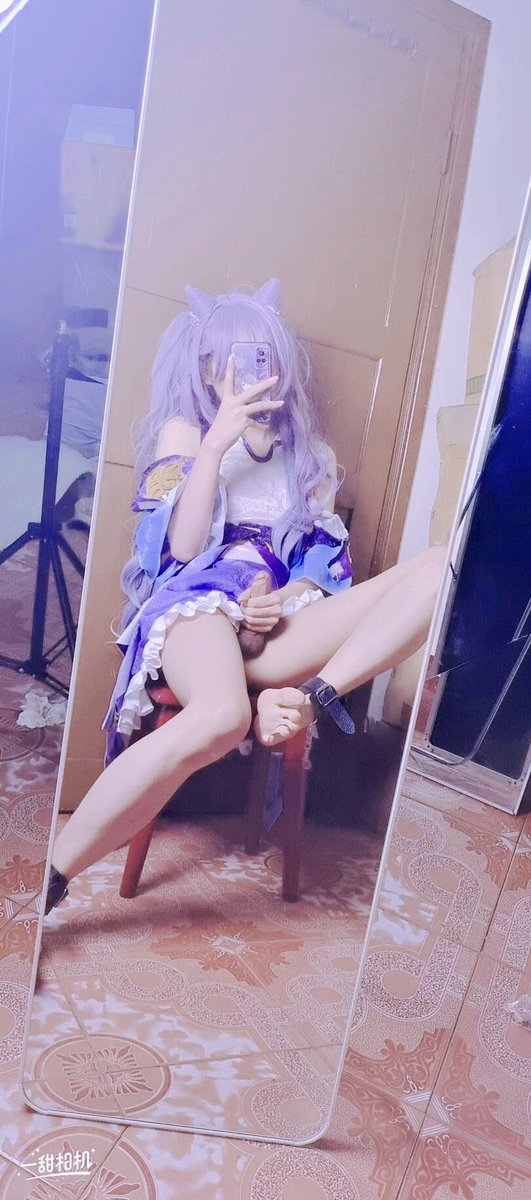 看见了吗，得用两只手才握的下😈