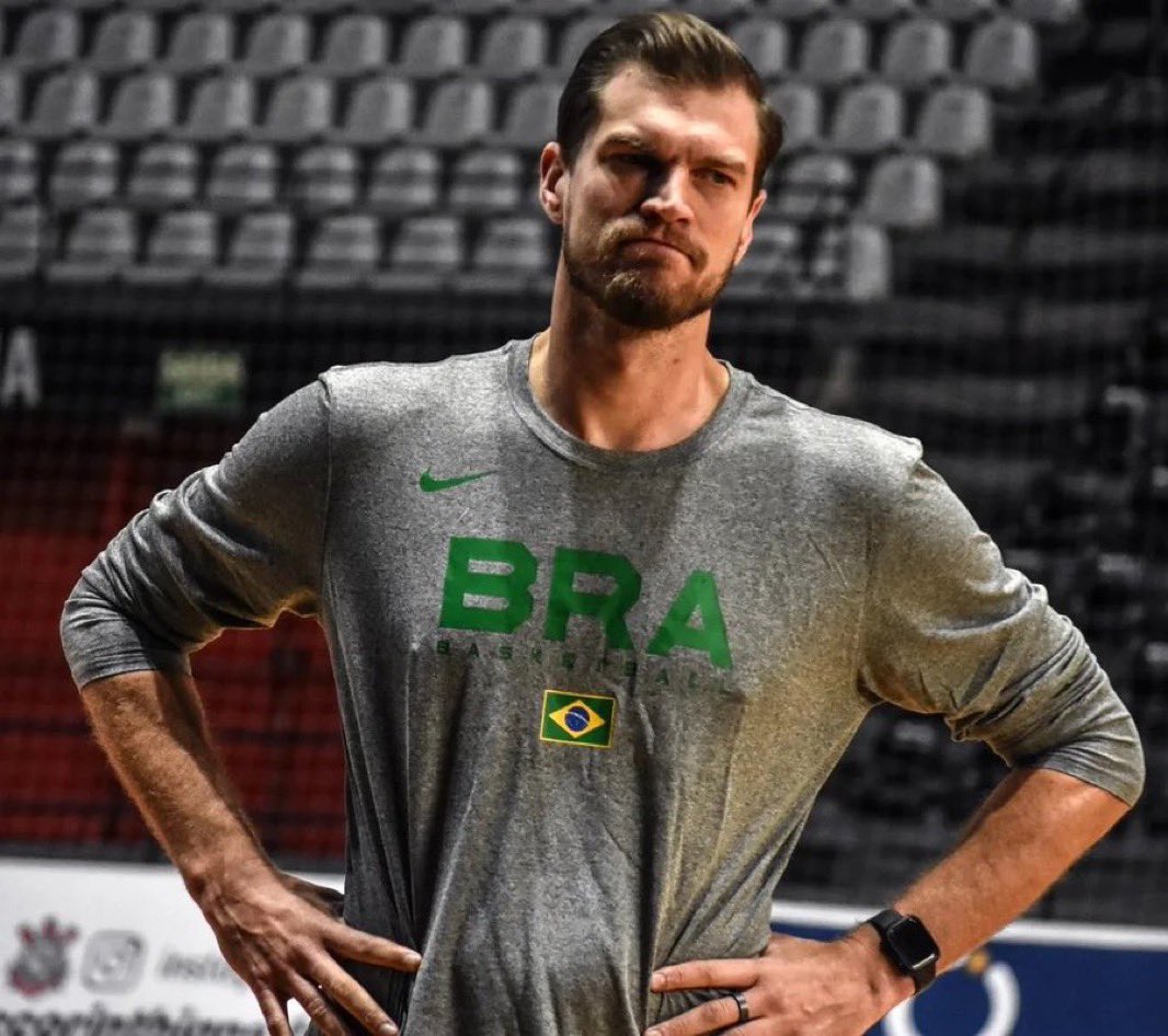 Tiago Splitter montou seu quinteto ideal de todos os tempos:

Stephen Curry
Michael Jordan
Kobe Bryant
Lebron James 
Shaq 

Opiniões?
