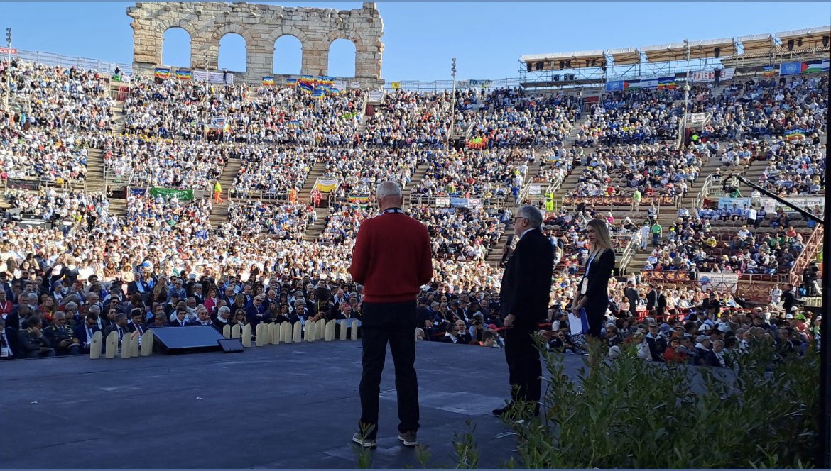 Arena di Pace ‘24 - oggi a Verona eravamo oltre 12mila insieme a @Pontifex_it a gridare forte “In piedi, costruttori di pace”. Un onore presentare con @IaconaRiccardo e avere a fianco candidati Nobel Pace, Don Ciotti, Don Patriciello, Padre Zanotelli, Riccardi, Bergonzoni…Grazie