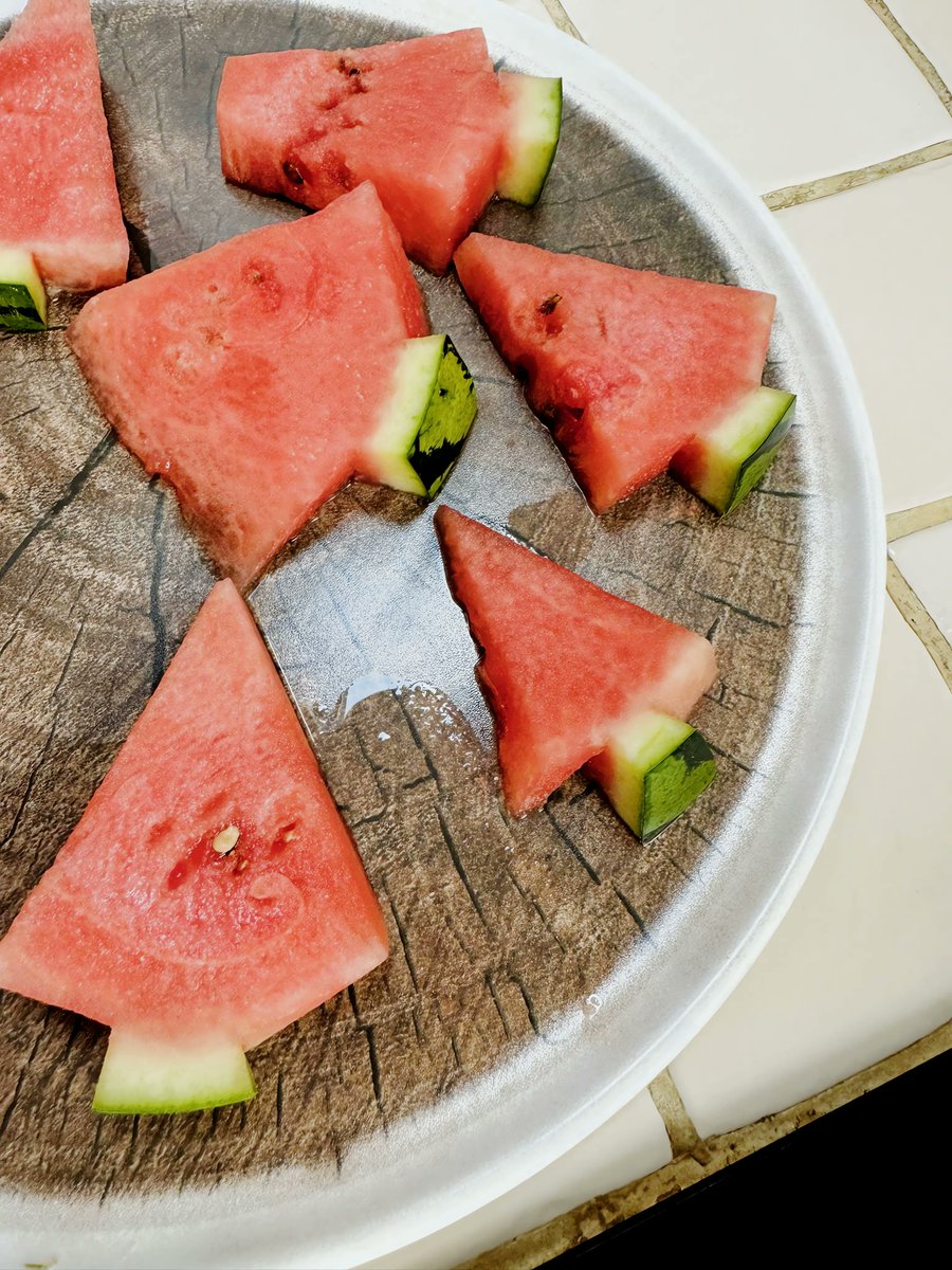 farmnetz's tweet photo. [RECETTE] "😂😂😂 aux pastèques" par @SandieZooT

Vous reconnaissez la recette ?

Notre communauté toujours au top, suivez le guide simple disponible maintenant sur notre blog !

https://t.co/c1OmLHp9tm

#Recette #FarmNetz #Pastèque ##communauté https://t.co/4EFeynVCNM