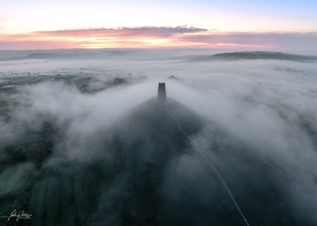 Then back to normal - Mists over Glastonbury Tor (mists of Avalon) from yesterday morning.
Few minutes to sunrise!

@theavalonians #LoveUKWeather @bbcwthrwatchers
@metoffice @TravelSomerset #Somerset #sunrise @ITVCharlieP @BBCBristol @SmrsetOutdoorNT