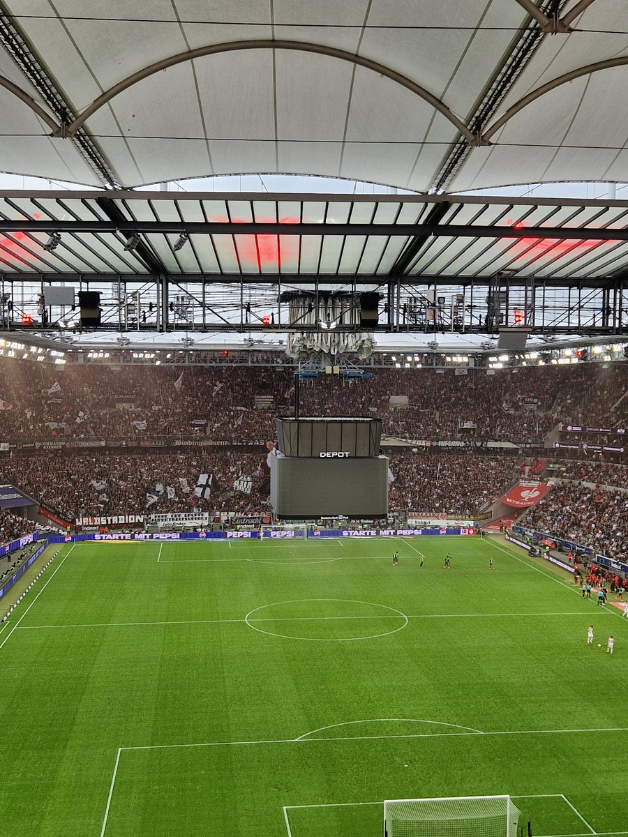 Spielunterbrechung. Der Rauchmelder in der Videowall wurde aktiviert. Die Wall fährt sich nun automatisch auf das Spielfeld runter. 😄😄 #SGE #SGERBL