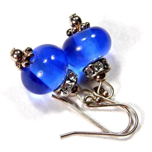 You'll look fabulous wearing these handmade dark blue lampwork earrings featuring my artisan lampwork beads and sparkly Swarovski crystal rondelles bit.ly/BlueLampworkSw… via @Covergirlbeads #ejwtt #LampworkEarrings #ShopSmall