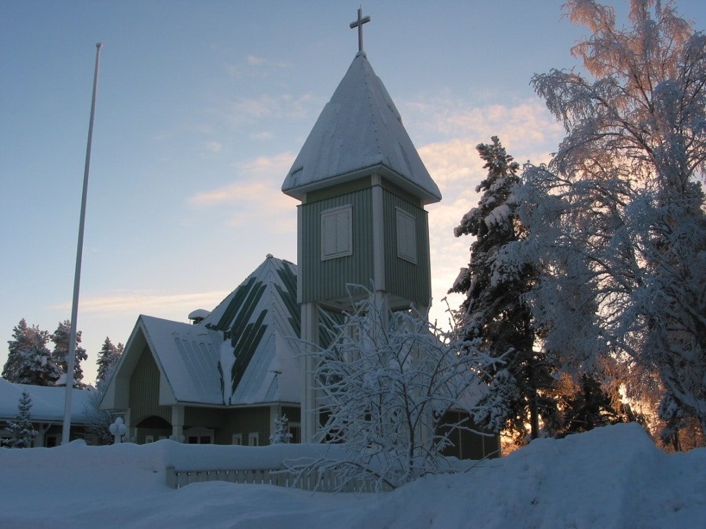 18.oo Ehtookellot. Kuhmo. Lentiiran kirkon kellot. Kuva tänään.