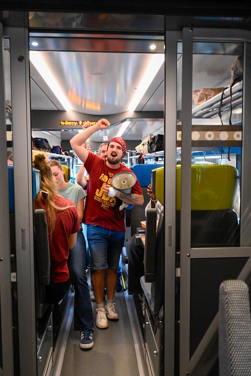 Nos supporters Côte-d’Oriens, accompagnés par le Vice-Président du Conseil Départemental François-Xavier Dugourd, en direct du le train pour aller soutenir la JDA Handball en Finale de la Coupe de France à Paris ! 👏 📸Edouard Barra