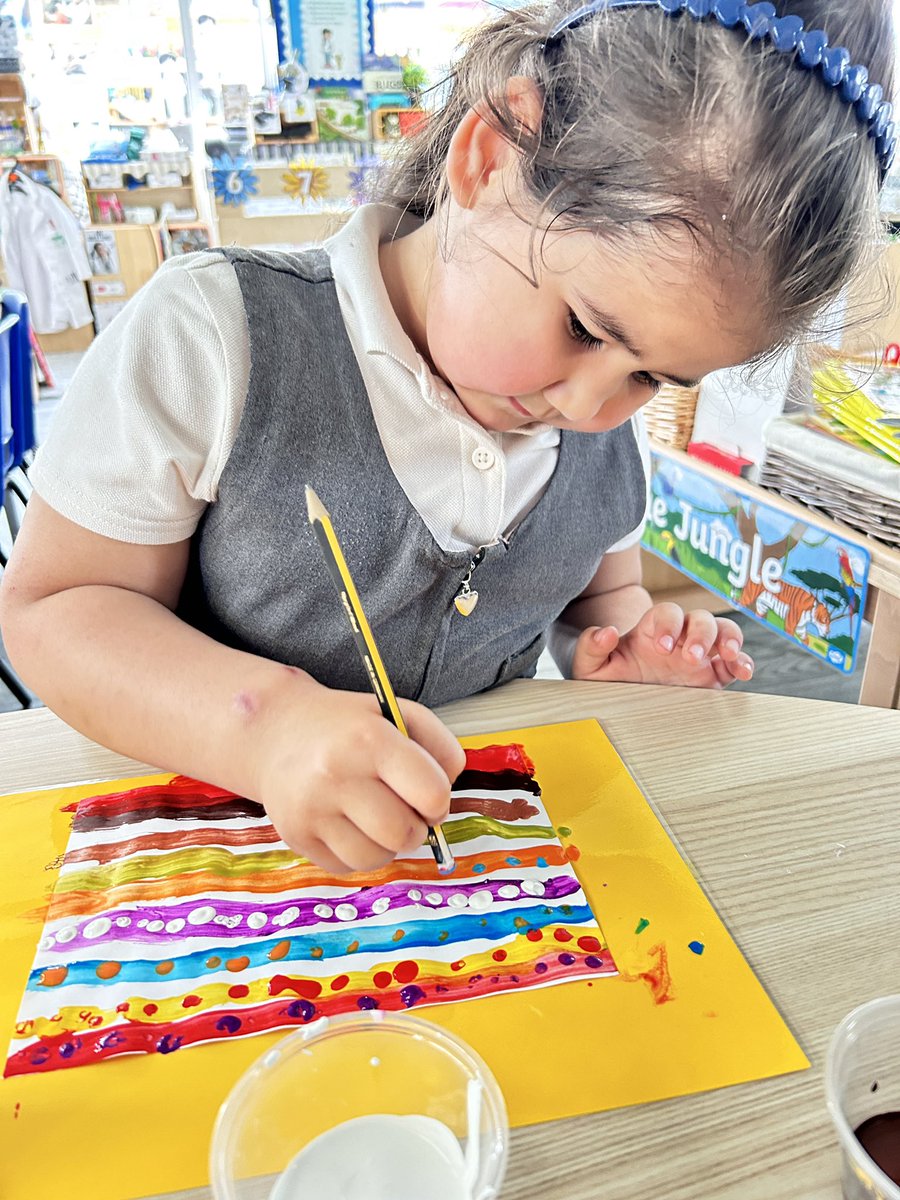 The children in Reception (RFH) have created another captivating piece of art inspired by Bridget Riley (stars and stripes). The attention to detail is remarkable. @Lea_Forest_HT @LFP_MrsN @artistbriley @bridgetrileyart