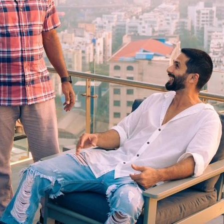 @shahidkapoor in a white shirt and ripped jeans, with a buzz cut and that irresistible smile 🥵🔥🖐️🥵🔥🖐️