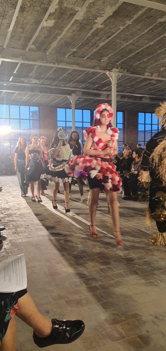 JohnnyVdk's tweet image. 20ste editie van het toonmoment was meer dan geslaagd en dit dan nog in een unieke kader. Een fiere directeur #mode #Manchester #DvMhtb. #Manchester #onderwijs