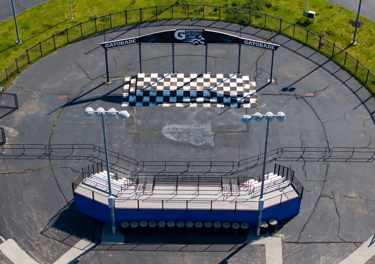 rebilasphoto's tweet image. Just took a flight over Chicagoland Speedway to see how the track looked. It still has a beautiful scoring pylon and a perfectly straight painted start/finish line. It seriously looks like it could host a NASCAR race next week.  #bringbackChicagoland 

📸 @rebilasphoto