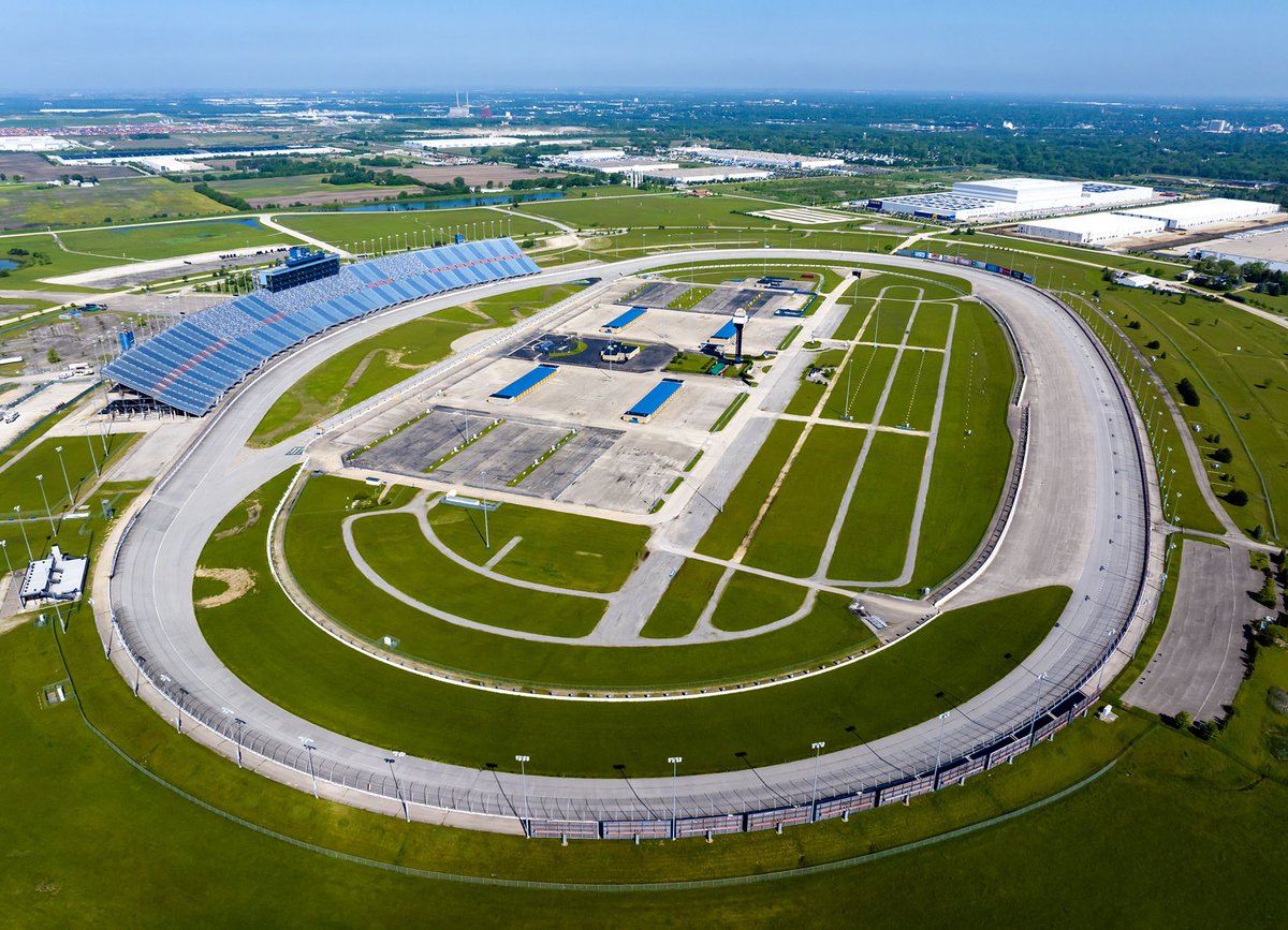 rebilasphoto's tweet image. Just took a flight over Chicagoland Speedway to see how the track looked. It still has a beautiful scoring pylon and a perfectly straight painted start/finish line. It seriously looks like it could host a NASCAR race next week.  #bringbackChicagoland 

📸 @rebilasphoto