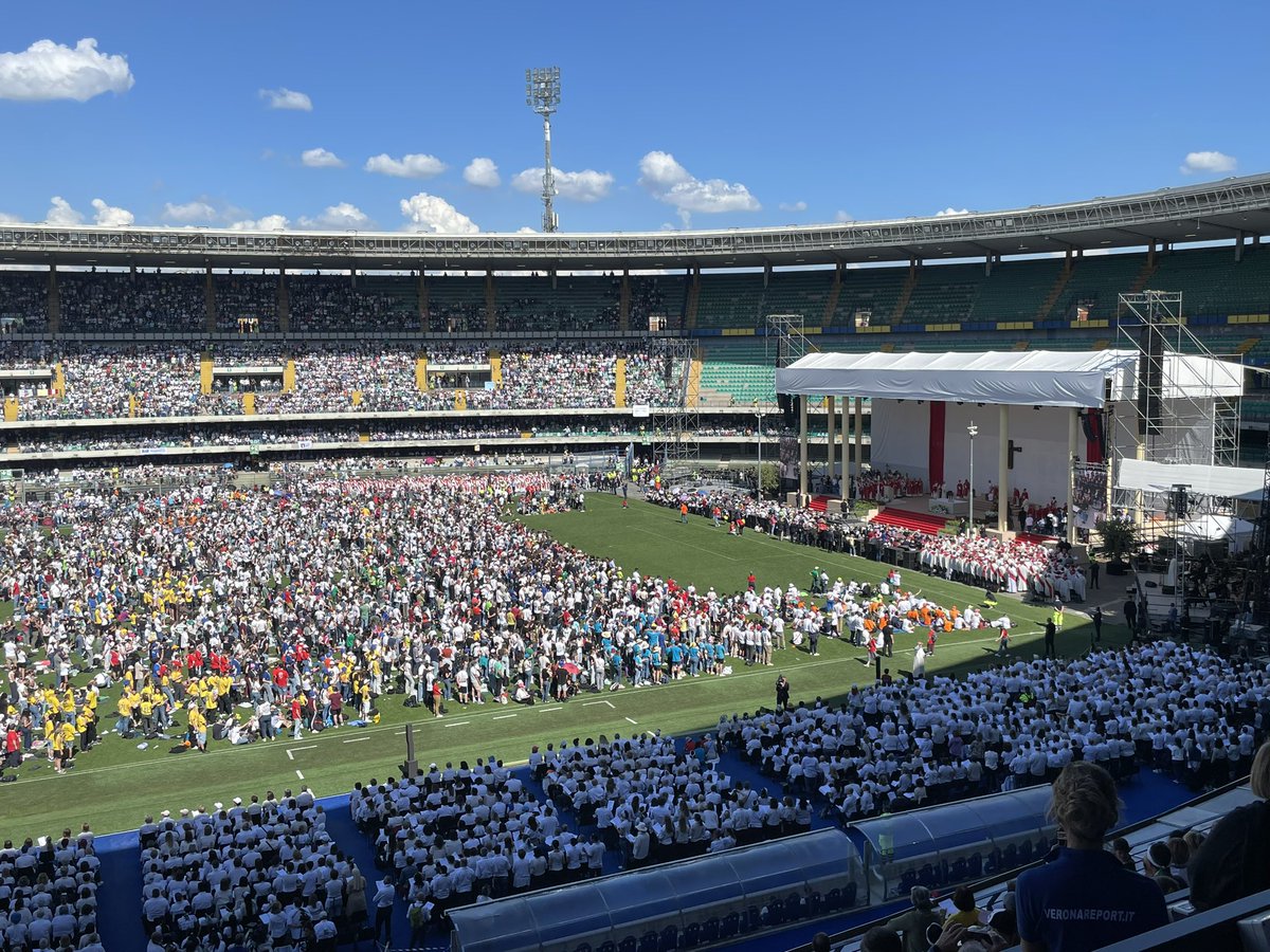ScolariMatteo's tweet photo. Si conclude con l’abbraccio del Bentegodi e della Chiesa di Verona questa giornata caratterizzata da momenti che rimarranno scolpiti nella mente e nel cuore di molti. Il Papa ha dato prova di grande forza e determinazione, nonostante l’età, nonostante qualche problema di salute. https://t.co/8hltz25tUL
