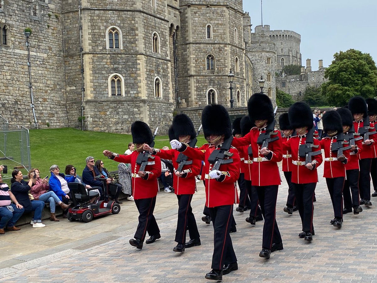 Lovely to watch the changing of the #WindsorCastle Guard today, with the Gurkha Signals with musical support from the Band of the Brigade of #Gurkhas. Kids got up close and wasn’t too busy! Worth the time when you’re in #Windsor! @VisitEngland 

@ColdstreamBand @ColdstreamGds