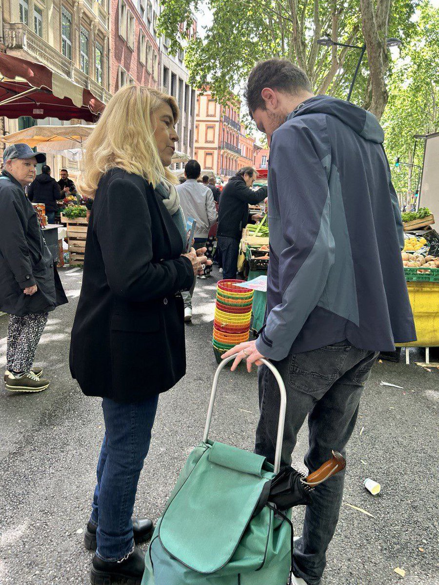 #Europe | Sur le terrain au marché Cristal à Toulouse pour soutenir @ValerieHayer ! Des échanges passionnants avec les citoyens sur les enjeux de notre avenir européen 🇪🇺 Ensemble, continuons de porter nos valeurs et notre projet ! Le 9 juin, nous avons @BesoindEurope.