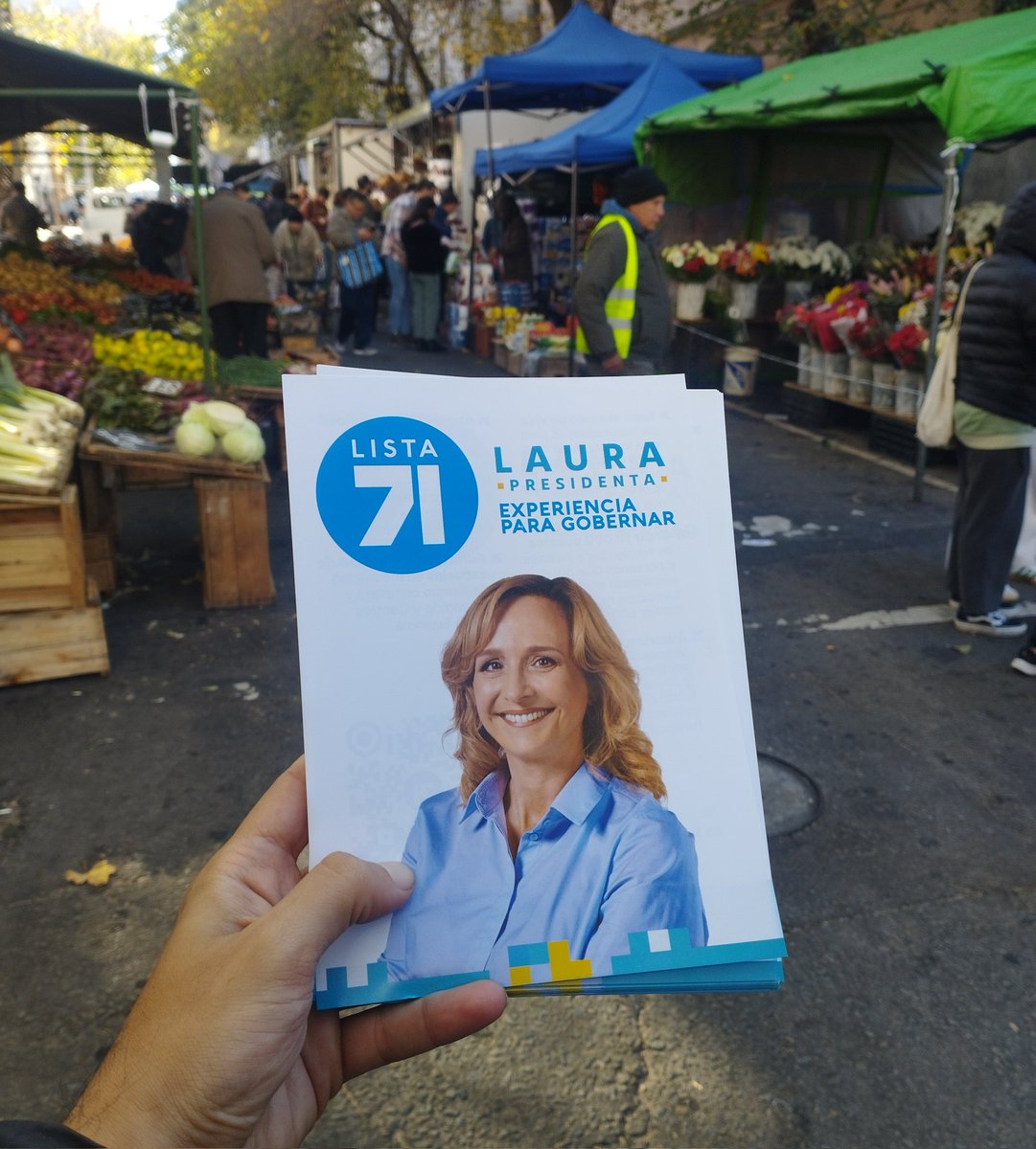 Junto al edil @BrunoAstengoUy y compañeros en la feria de Acevedo díaz y Rivera, la @lista71 de @lauraraffo en Montevideo! #HagamosHistoria