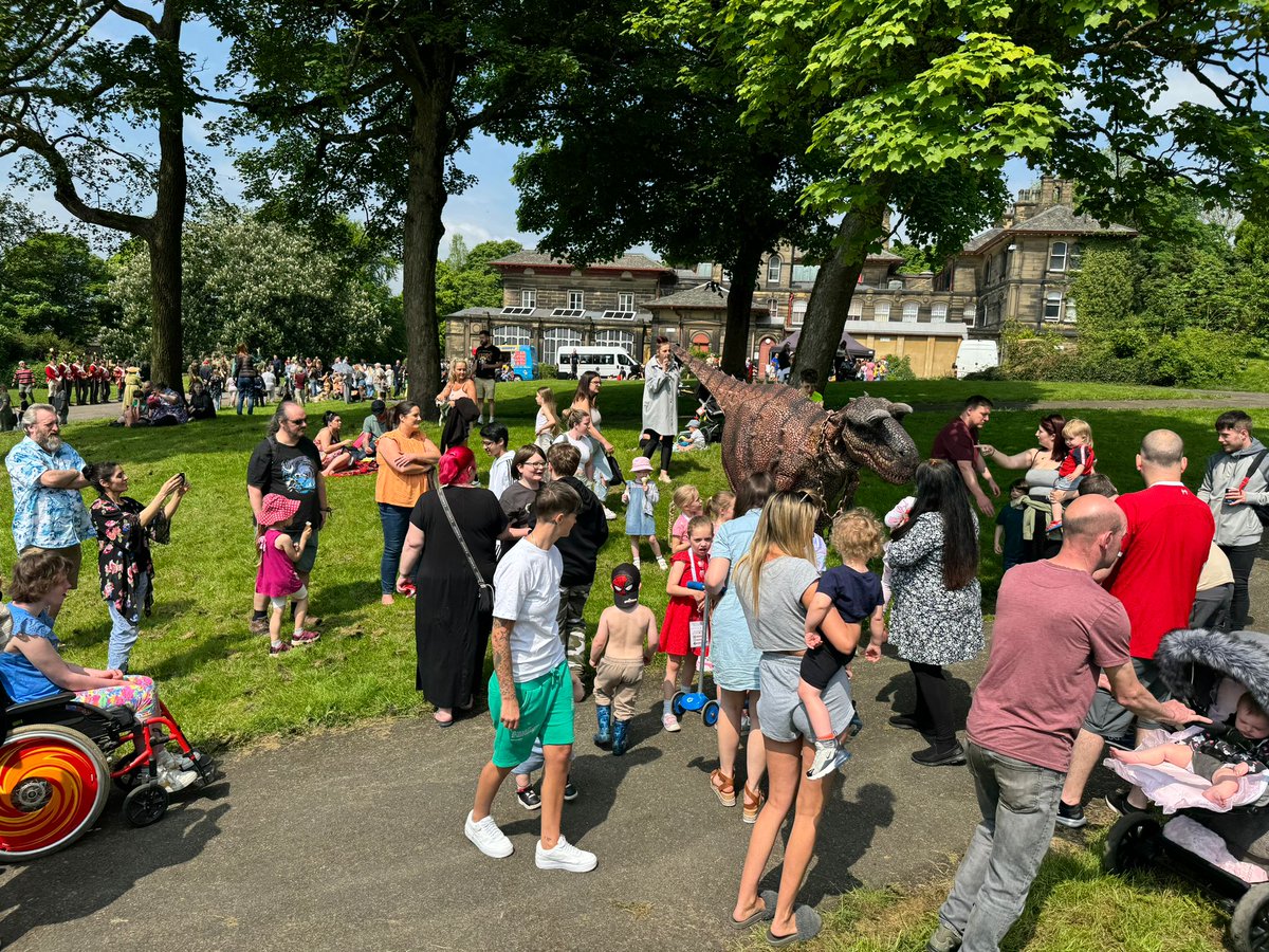 What a fantastic event at Akroyd Park today. Great to see the community come together and enjoy the activities. In partnership with @HxCentral #UKSPF #Calderdale #StayingWell #BankfieldMuseum