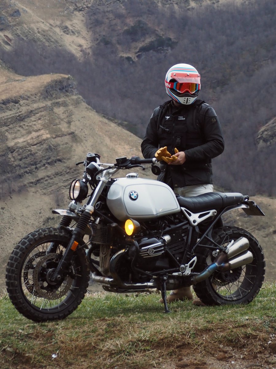 Feeling the character of the roads, the smell of nature, accompanied by the iconic Boxer sound — there is nothing like riding the #RnineTScrambler!

What kind of feeling does your bike spread? 🙌

📸: guille.v7 (IG)

#MakeLifeARide #Soulfuel #BMWMotorrad #CustomBike #NotForSale