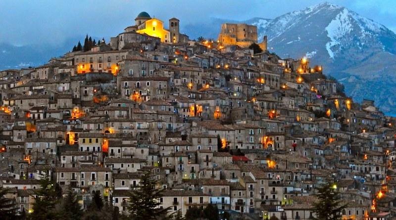 ⛺#Turismo delle #radici e #cibo: la Calabria è al primo posto 👉Segui il link per approfondire: avveniredicalabria.it/turismo-delle-…