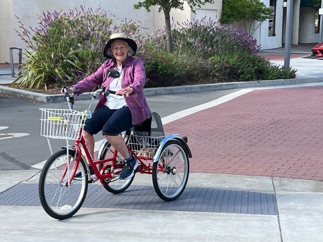 One day left! 🤯 

On this final day, enjoy a 🚲 ride, visit one of our few energizer stations, or make a donation to SVBC! 😉 

Thanks to Signature Flight Support for its support of #BikeToWhereverDays