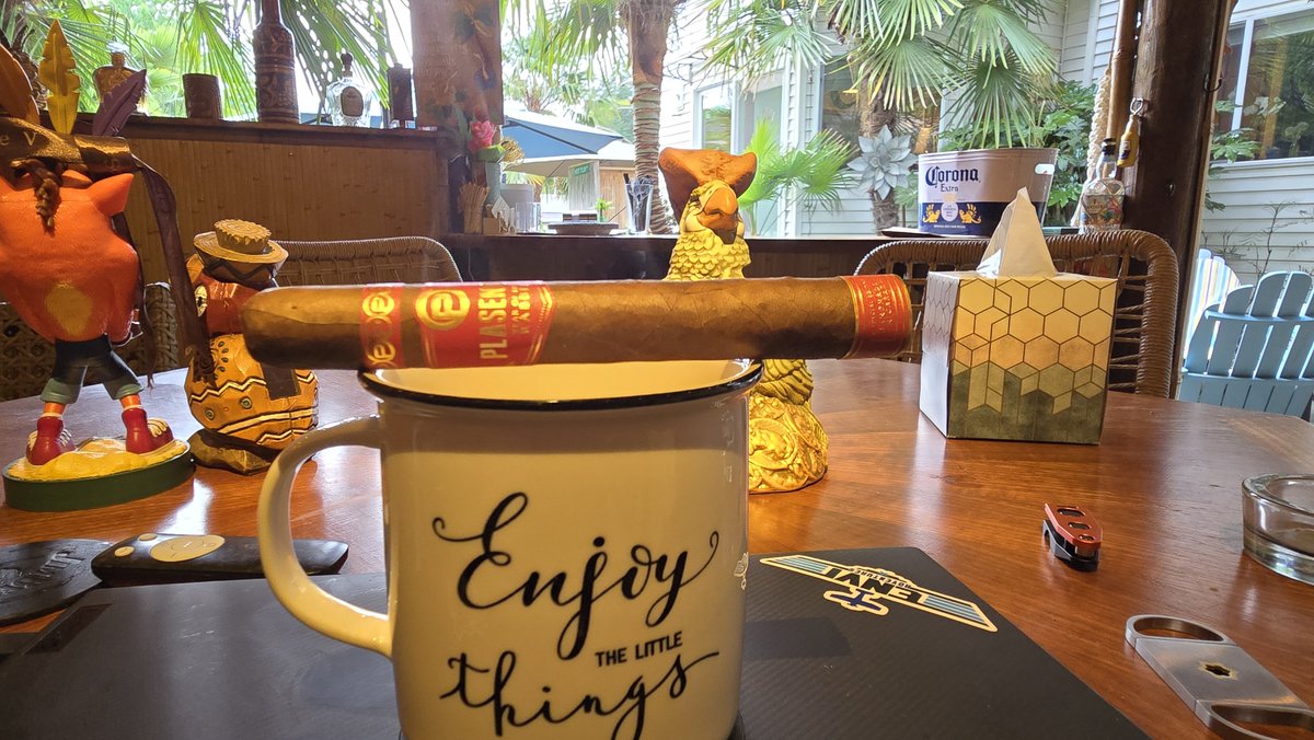 My usual Plasencia Year of the Rabbit with coffee for this early Saturday morning smoke. @PlasenciaCigars
#CigarLife #BOTL #SOTL #Cigars #TikiHut 🛖