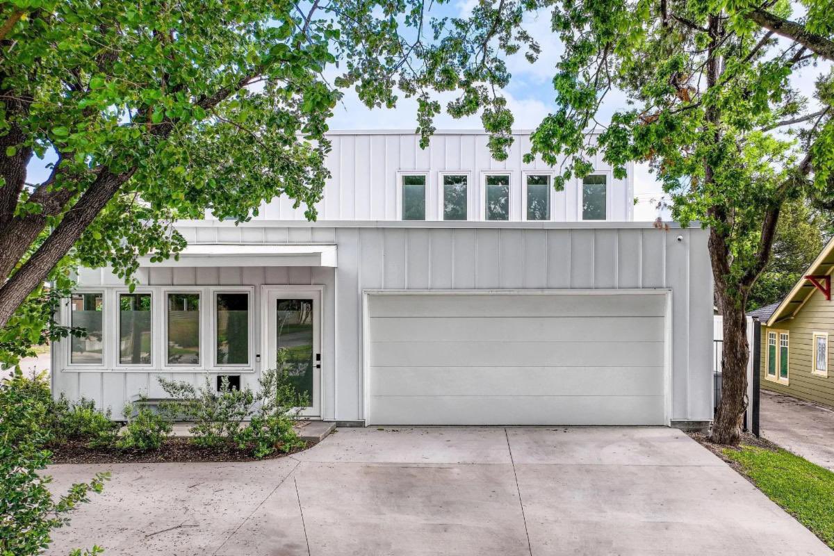 sqmodern26's tweet photo. #openhouses Designed and Built by Dmod in 2023 in Lakewood Heights offering ample space for comfortable living.

listed by Levy Porpino | Douglas Elliman Real Estate

details >> https://t.co/oSOsMBP2yN

#moderndallas #dallasmodern #dallasarchitec https://t.co/pmdYeic5ll