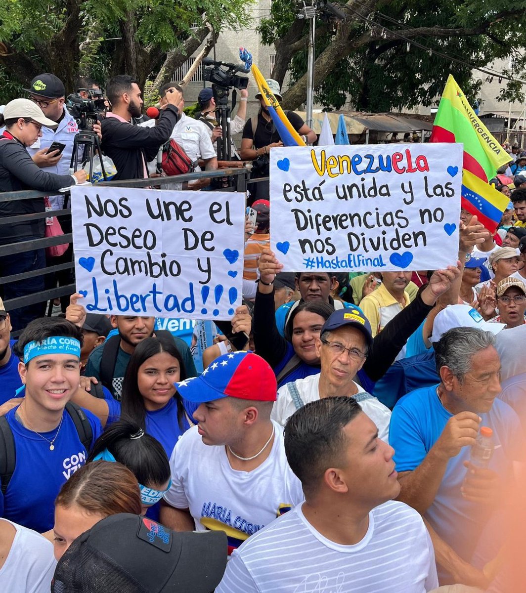 Jóvenes venezolanos.
En esta foto se ven.
Quizás son nacidos 'de Chávez p'acá'.
Miren sus pancartas...
NOS UNE EL DESEO DE CAMBIO Y LIBERTAD.

#EdmundoPresidenteDeTodos 
#28JULIO2024