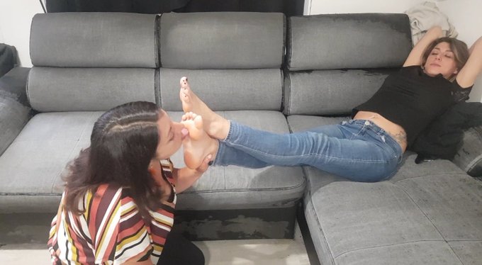 today my sister made me clean her stinky feet https://t.co/evmBhGoajh<a href="/tag/flatshoes"class="tags"><span>#flatshoes</span></a><a href="/tag/wornshoes"class="tags"><span>#wornshoes</span></a>