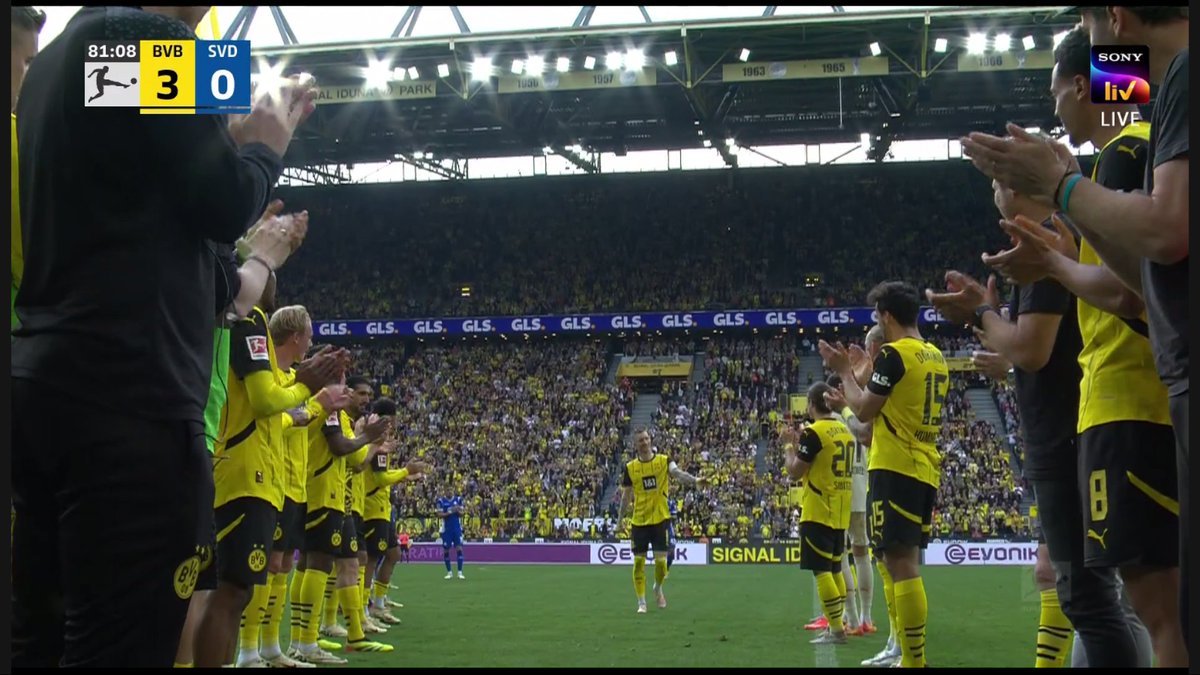 Nmecha on for Reus. Standing ovation, Darmstadt players approaching him and congratulating him. What a send off.