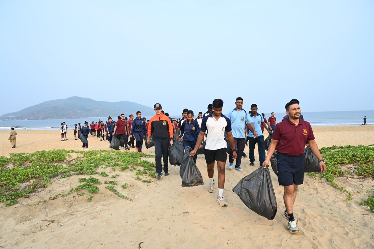 #SwachhataHiSeva #CoastalCleanup 'Anchored in service & celebration!' Officers, sailors, DSC personnel & Agniveers of #IndianNavy & cadets of NU NCC (Kar) unite at RT Beach, #Karwar for a beach cleanship drive, marking the Anniversary celebrations of #INSKadamba.