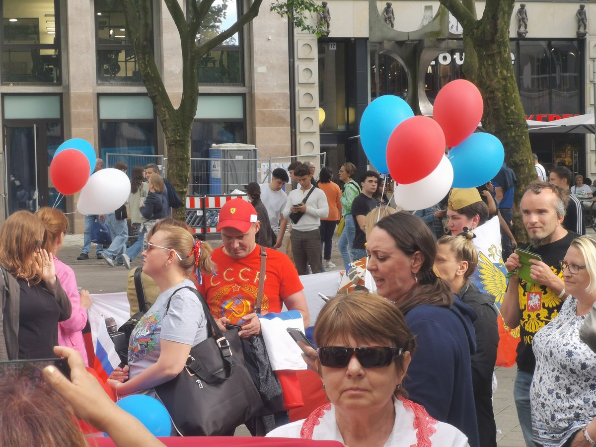 In #Hamburg findet wieder eine pro-russische Demonstration statt. Teilnehmer tragen rus. Flaggen, haben sowjetische militärische Uniform an, zeigen rus. und sowjetische Symbole. Maskieren sich unter 'Wir sind für Frieden' und beschimpfen Ukrainer. Ein ukr passant wurde geschlagen