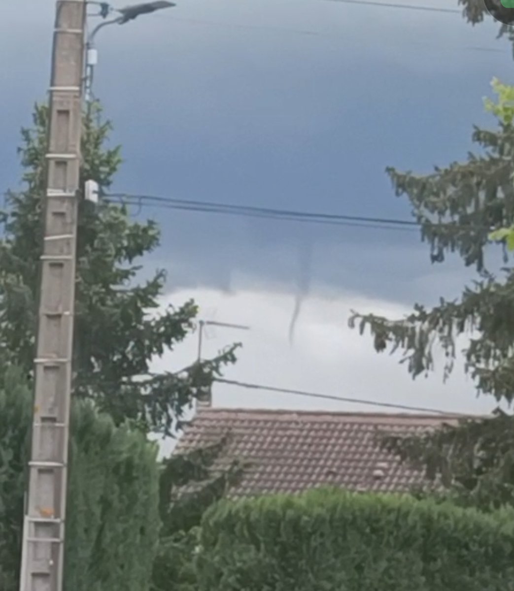 KeraunosObs's tweet image. Tuba observé dans le #Loiret à Dadonville, par Louis Scheffer vers 16h30 ce samedi.