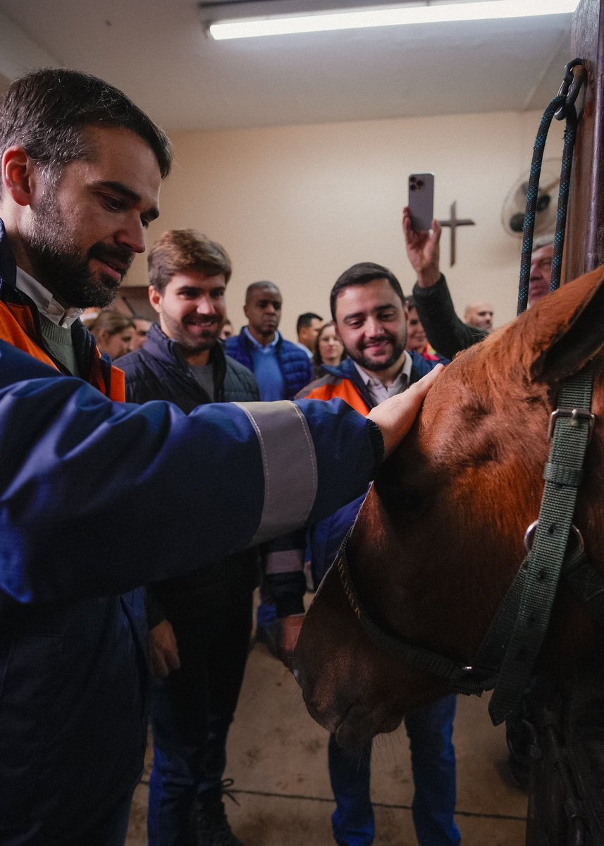 EduardoLeite_'s tweet image. Todas as vidas importam. Por isso começamos o sábado de trabalho formalizando uma parceria entre o Estado e a ONG Grupo de Resposta a Animais em Desastres (GRAD), a partir da qual vamos garantir assistência em várias frentes para os animais resgatados nas enchentes. 

O termo de…