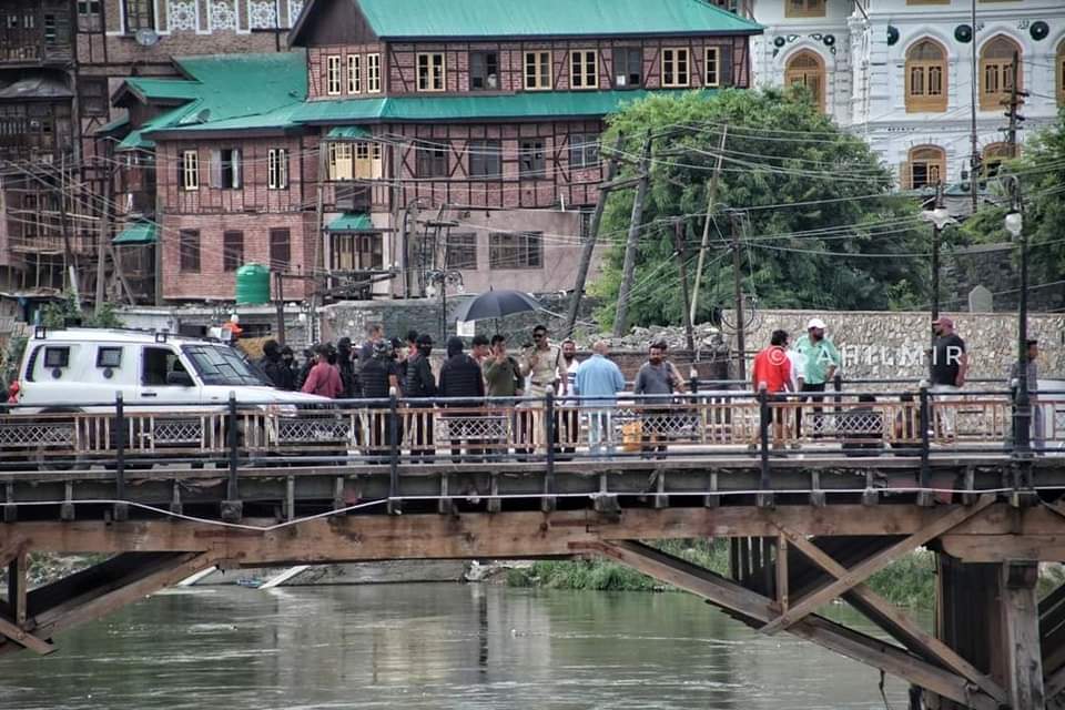 Once, #Kashmir saw curfews and hartals during elections. Today, during elections, Bollywood superstars like @ajaydevgn, @bindasbhidu, and @iamrohitshetty are shooting Singham 3 in Srinagar, welcomed by happy, peaceful faces of Kashmiris. It feels like a dream come true. 🇮🇳